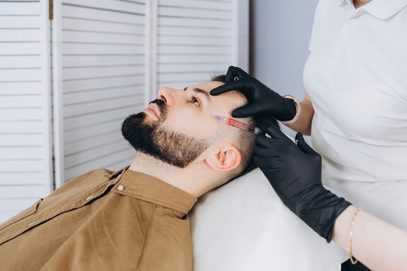 از دیگر فواید مزوتراپی بعد از کاشت مو، افزایش کیفیت و ضخامت موهای کاشته شده است.