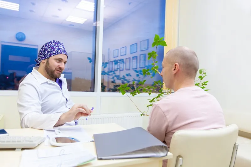 مشورت با پزشک، زمان دقیق مراجعه برای کاشت مو را برای گرفتن نتایج قطعی به شما میگوید