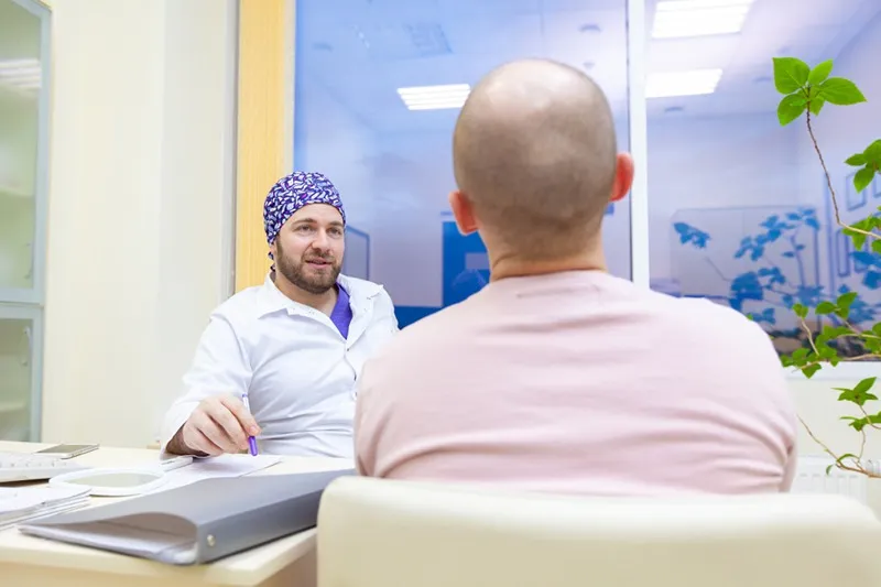 مشورت با پزشک یکی از نکات قبل از کاشت مو است