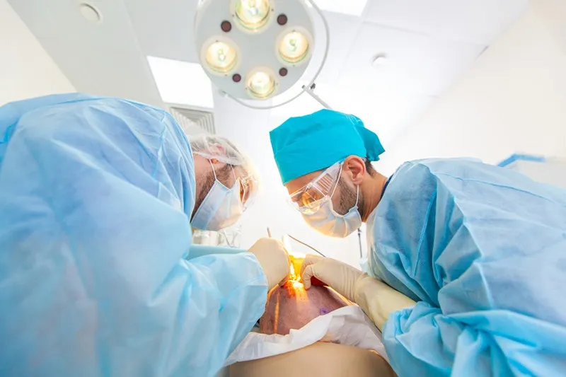 کاشت مو برای زنان کاملا امکانپذیر و قابل انجام است.