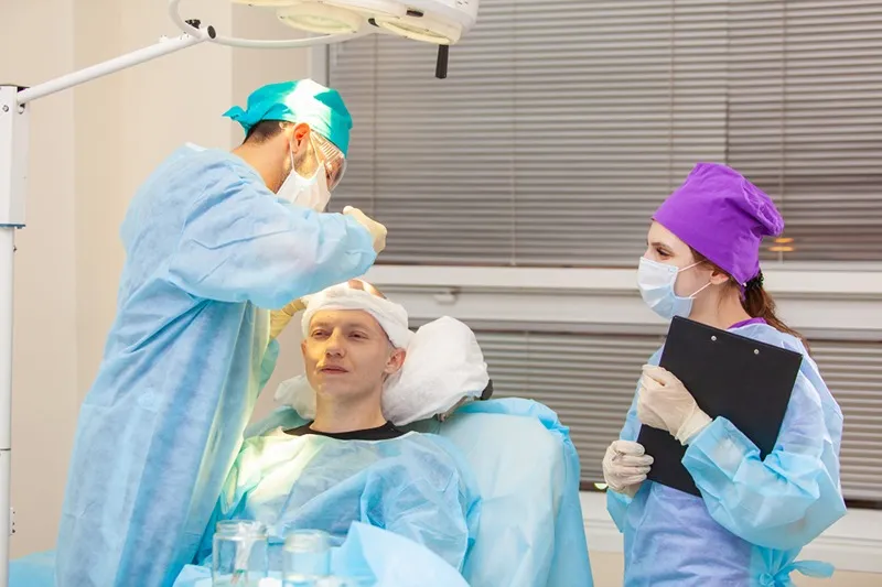 رعایت موارد گفته در روز انجام کاشت مو نیز ار جمله دیگر مراحل کاشت موی سر است.