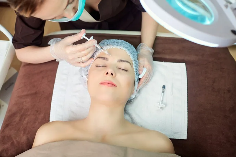 عوارض مزوتراپی ابرو شامل موارد بسیار محدودی است