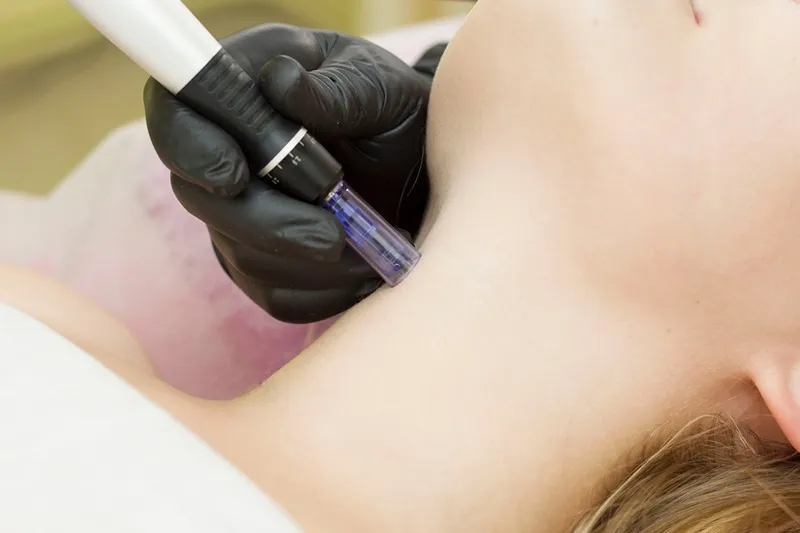 مزوتراپی غبغب دارای عوارض جانبی معمولی و کوتاه مدت نیز است