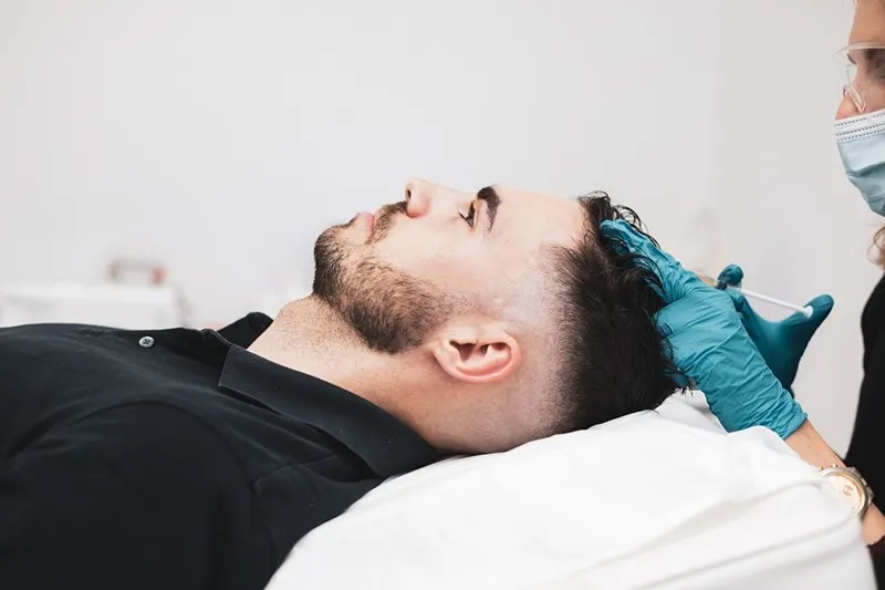 درخشندگی مو یکی دیگر از فواید مزوتراپی مو است که بسیار حائز اهمیت است