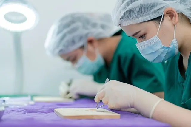 کاشت مو با سلول های بنیادی، نیاز به آزمایشگاه های مخصوص دارد.