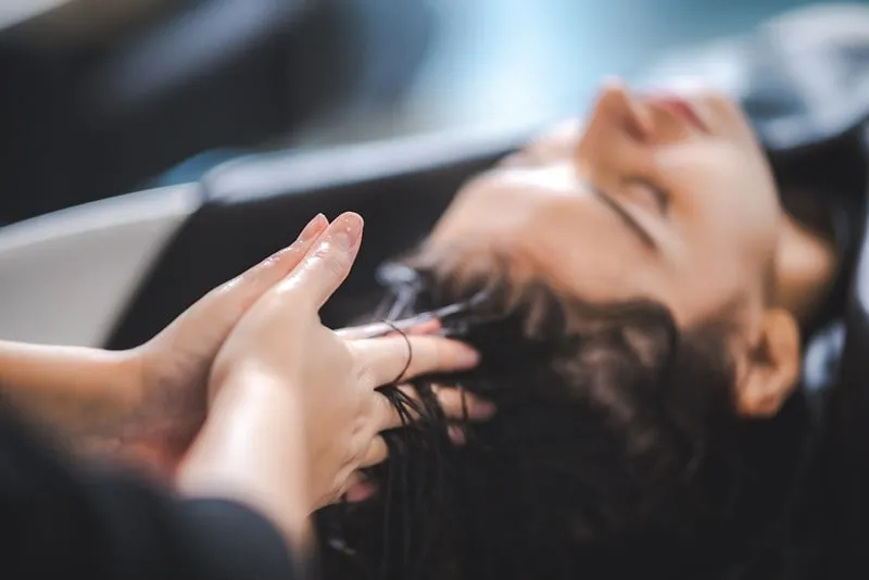 از طریق مشاهده فیلم شستشو سر یعد از کاشت مو میتوان این مراحل را با با دقت بیشتری انجام داد.