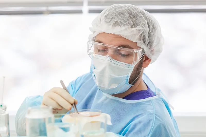 در کاشت مو به روش تکثیری از ابزار و محیط آزمایشگاهی هم استفاده میشود.